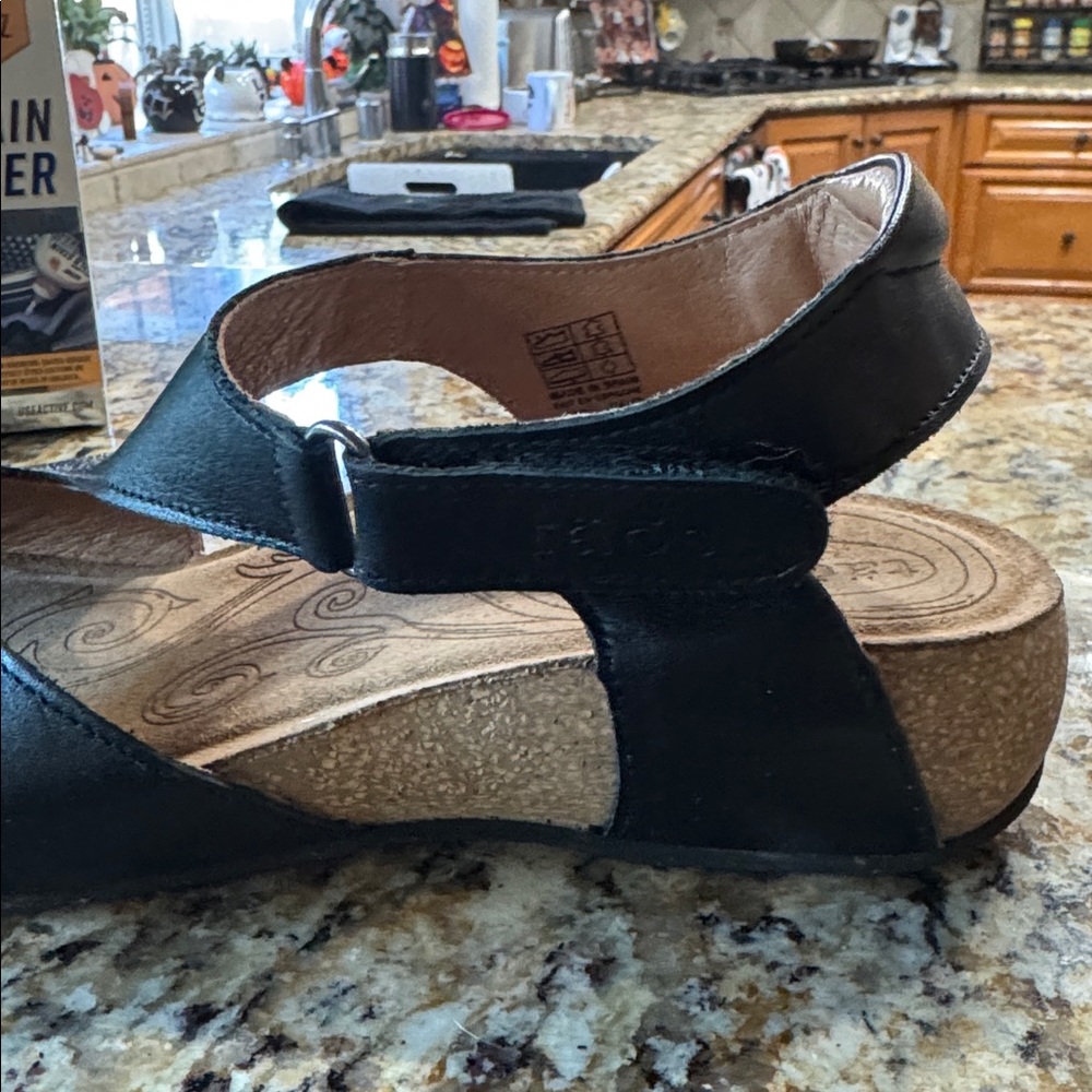 Taos Footwear Tan Leather Sandals - Picture 4 of 4
